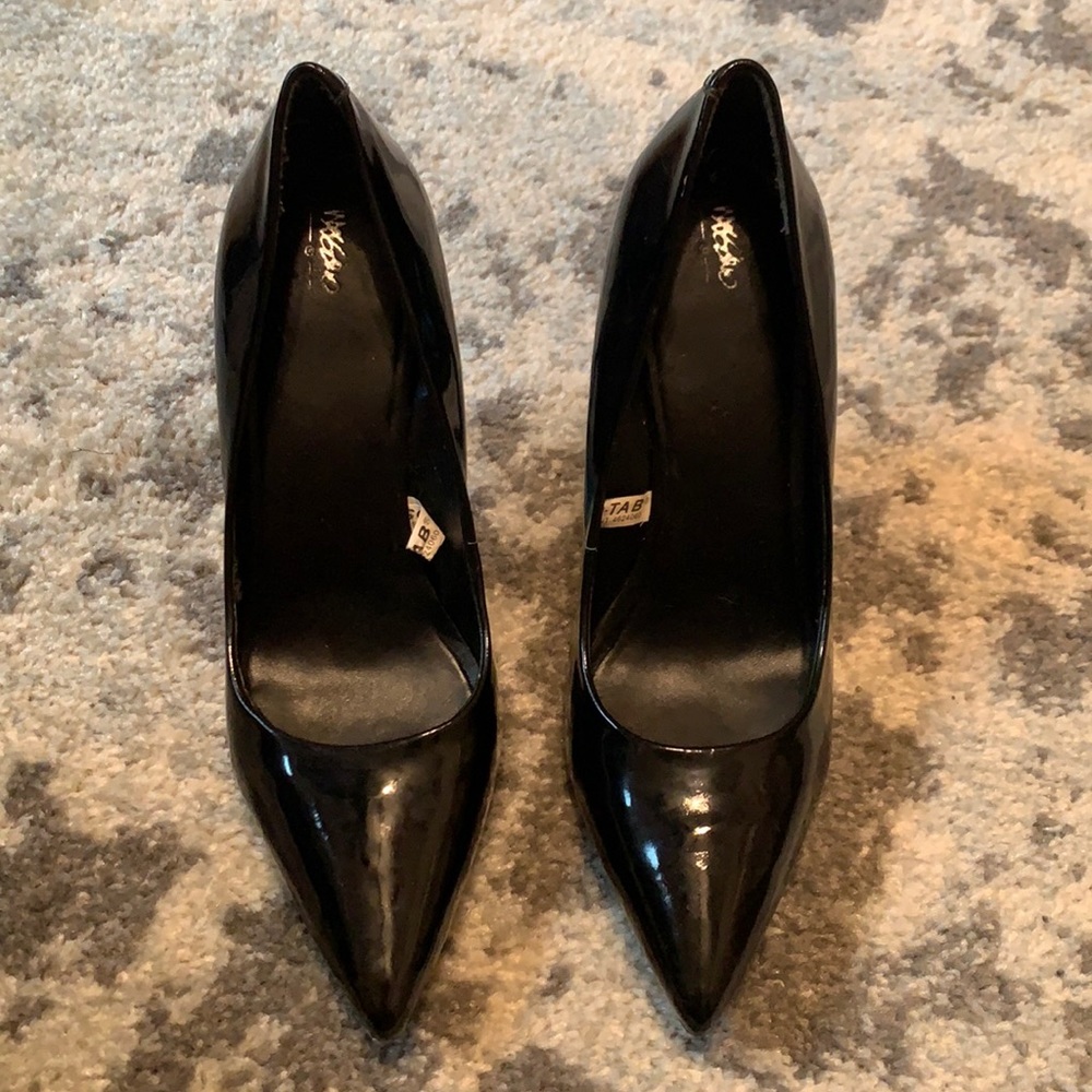 Patent leather pump